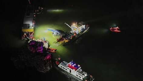 Gelbėjimo operacijos apsivertus laivams Kinijoje / Liu Xu / AP
