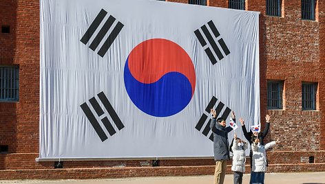 Pietų Korėjoje šeima daro nuotrauką su nacionaline vėliava / Kim Jae-Hwan / ZUMAPRESS.com