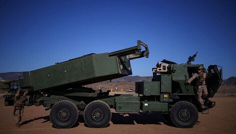 JAV kariai naudoja HIMARS sistemą. / Daniel Cole / REUTERS