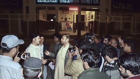 Įkaitų artimieji laukia informacijos apie i&scaron;puolį prie&scaron; traukinį Pakistane / Arshad Butt / AP