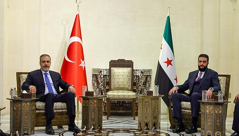  H. Fidano susitikimas su Ahmedu al Sharaa / Turkish Foreign Ministry / via REUTERS