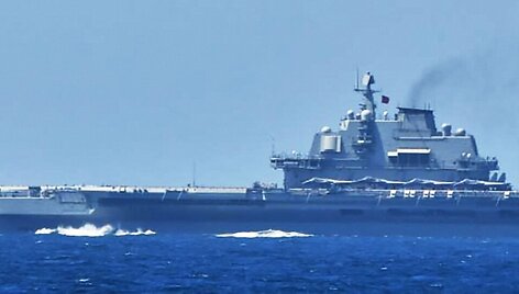 Kinijos lėktuvne&scaron;ių &bdquo;Liaoning&ldquo; grupės laivas / HANDOUT / AFP