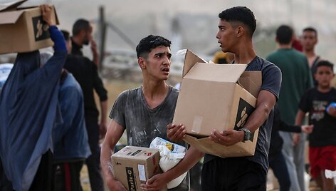 Palestiniečiai atsiima davinius Gazos Ruožo pagalbos skirstymo punkte / EYAD BABA / AFP