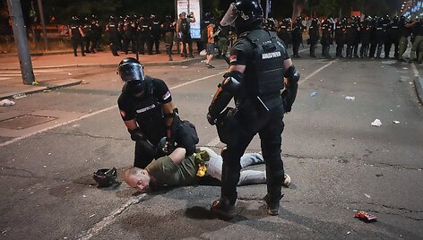 Riau&scaron;ių policija Serbijoje / Darko Vojinovic / AP
