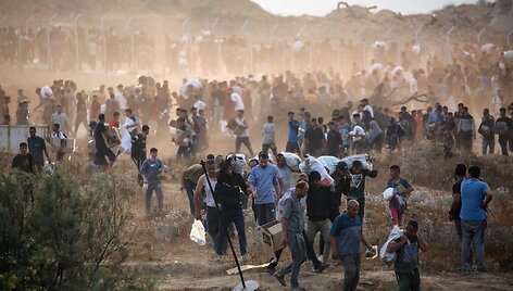 Palestiniečiai netoli GHF pagalbos skirstymo punktų&nbsp; / EYAD BABA / AFP