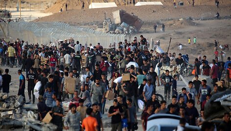 Palestiniečiai prie GHF pagalbos skirstymo punkto  / EYAD BABA / AFP