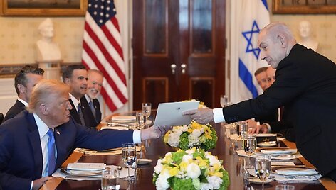 Donaldas Trumpas ir Benjaminas Netanyahu per vakarienę Baltuosiuose rūmuose / Alex Brandon / AP