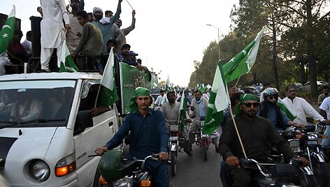 Pakistane žmonės &scaron;venčia paliaubas / FAROOQ NAEEM / AFP