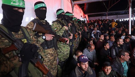 &bdquo;Hamas&ldquo; kovotojai ir palestiniečiai / BASHAR TALEB / AFP