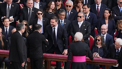 J. D. Vance'as ir Volodymyras Zelenskis spaudžia vienas kitam ranką / JACQUELYN MARTIN / AFP