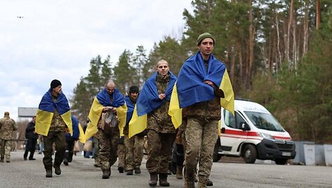 Ukrainiečiai karo belaisviai per vieną apsikeitimų / HANDOUT / AFP