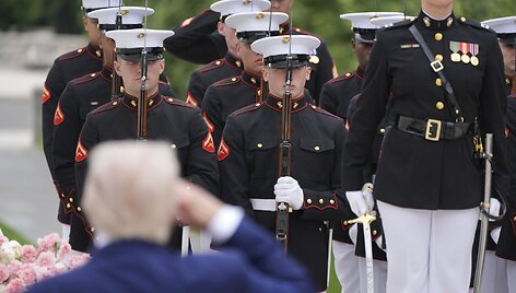 Donaldas Trumpas ir JAV garbės sargybos kariai / Jacquelyn Martin / AP