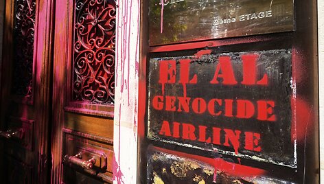 I&scaron;puolis prie&scaron; &bdquo;El Al&ldquo; biurą Paryžiuje / Michel Euler / AP