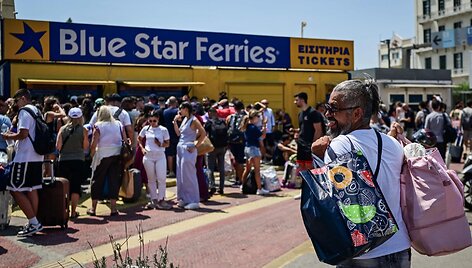 Turistai Graikijoje / ARIS MESSINIS / AFP