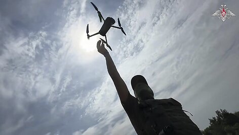 Karys paleidžia droną /  / AP