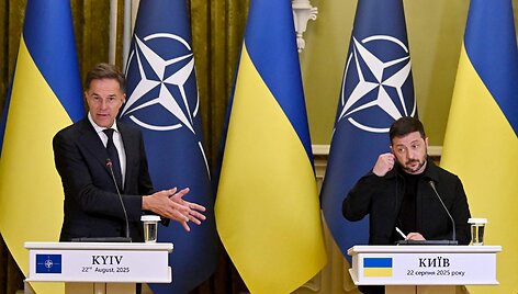 Markas Rutte spaudos konferencijoje su V. Zelenskiu / SERGEI SUPINSKY / AFP