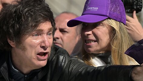 Javieras Milei ir jo sesuo  / JUAN MABROMATA / AFP