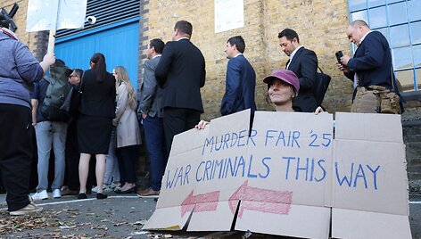 Protesto ženklas prie ginklų parodos Londone / TOBY SHEPHEARD / AFP