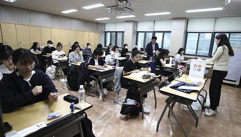 Mokiniai laiko egzaminą vienoje i&scaron; Pietų Korėjos mokyklų / Chung Sung-Jun / AP