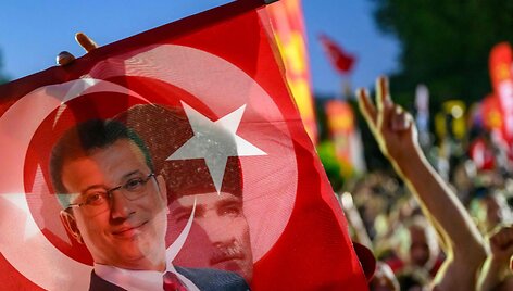 Protestas prie&scaron; Stambulo mero Ekremo Imamoglu sulaikymą / YASIN AKGUL / AFP