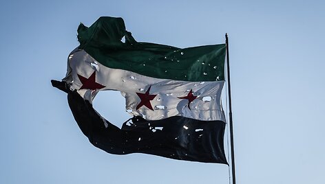 Sirijos vėliava po Izraelio smūgio Damaske / Moawia Atrash / dpa/picture-alliance