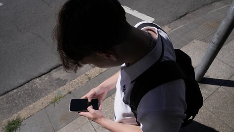 Paauglys su telefonu / Rick Rycroft / AP