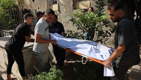Po i&scaron;puolio prie bažnyčios Gazoje i&scaron;ne&scaron;ami žuvusieji / OMAR AL-QATTAA / AFP