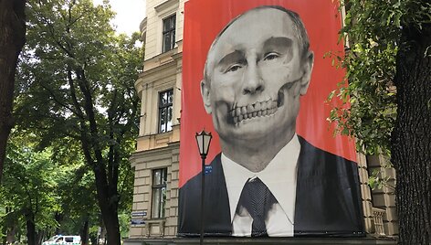 Plakatas prie Rusijos ambasados Rygoje / Uygar Ozel / ZUMAPRESS.com