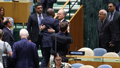Britų užsienio reikalų ministras Davidas Lammy konferencijoje apkabino palestiniečių ministrą pirmininką Mohammadą Mustafą / CHARLY TRIBALLEAU / AFP