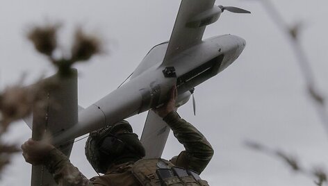 Ukrainos karys ruo&scaron;iasi paleisti droną /  / AP