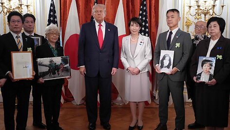 Donaldas Trumpas su &Scaron;iaurės Korėjos pagrobtų japonų &scaron;eimomis / ANDREW HARNIK / Getty Images via AFP