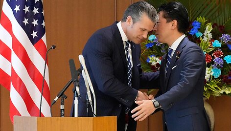 Pete'as Hegsethas su Shinjiro Koizumi / EUGENE HOSHIKO / AFP