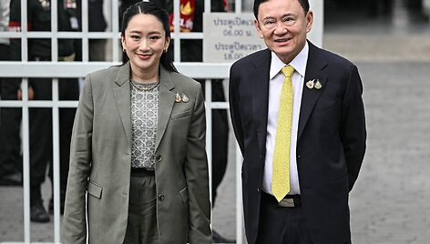 Thaksinas Shinawatra su dukra Paetongtarn / LILLIAN SUWANRUMPHA / AFP