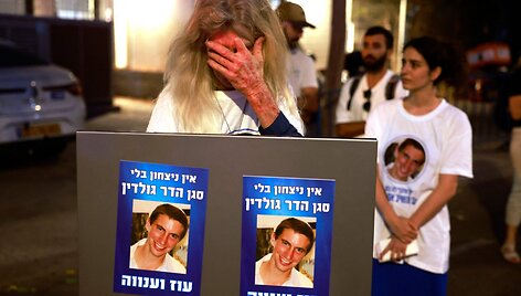 Plakatai su Hadaro Goldino nuotraukomis  / MENAHEM KAHANA / AFP