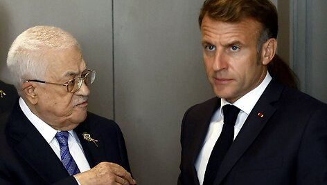 Mahmudas Abbasas ir Emmanuelis Macronas / YOAN VALAT / AFP