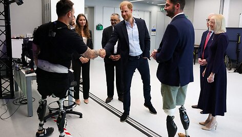 Princo Harry susitikimas su sužeistuoju / SUZANNE PLUNKETT / AFP