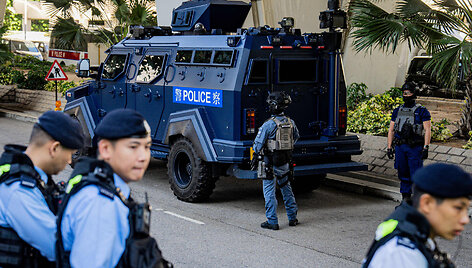 Policija prie Jimmy Lai teismo / LEUNG MAN HEI / AFP