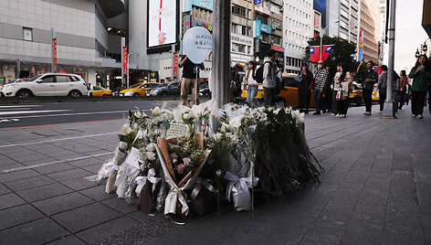 Gėlės aukoms pagerbti / AKIO WANG / AFP