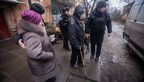 Ukrainiečiai evakuoja Sumų regiono gyventojus / Francisco Richart / ZUMAPRESS.com