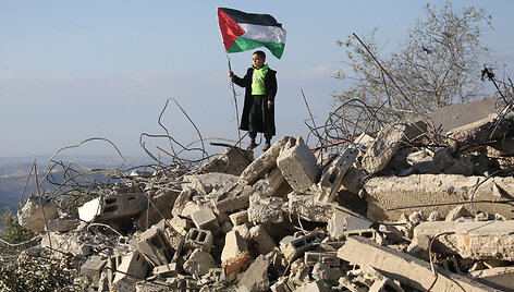 Vaikas okupuotame Vakarų Krante laiko palestiniečių vėliavą / Nidal Eshtayeh / ZUMAPRESS.com