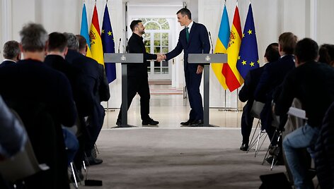 Pedro Sanchezas su Volodymyru Zelenskiu / PIERRE-PHILIPPE MARCOU / AFP