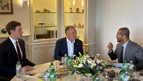 Omano ministras su amerikiečių derybininkais Ženevoje / OMAN&rsquo;S MINISTRY OF FOREIGN AFF / via REUTERS
