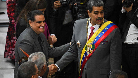 N. Maduro spaudžia ranką verslininkui A. Saabui / FEDERICO PARRA / AFP