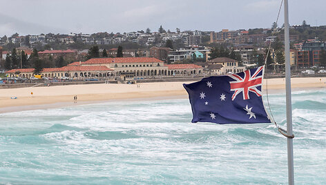 Iki pusės stiebo i&scaron;kelta Australijos vėliava / JEREMY PIPER / REUTERS