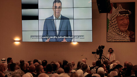 Ekranuose transliuojamas Pedro Sanchezas / Mohammad Torokman / REUTERS