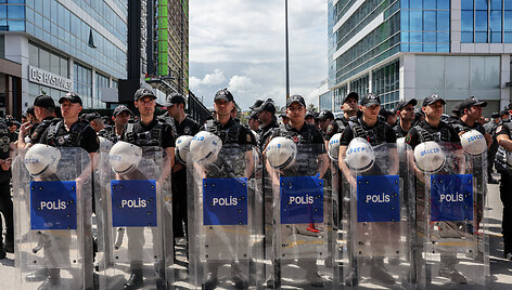 Turkijos riau&scaron;ių policininkai /  / AP
