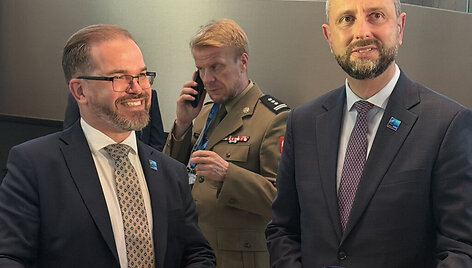 Kra&scaron;to apsaugos ministras Robertas Kaunas ir Lenkijos gynybos ministras Wladyslawas Kosiniakas-Kamyszas / Kra&scaron;to apsaugos ministerijos nuotr.