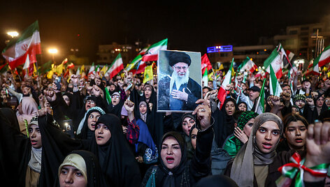 Protestas Irane su nužudyto lyderio Ali Khamenei portretu / Majid Asgaripour / via REUTERS