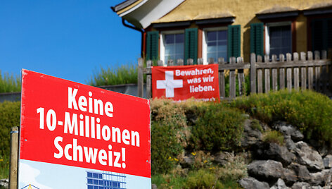 Agitacinis plakatas &Scaron;veicarijoje / Michaela Stache / REUTERS