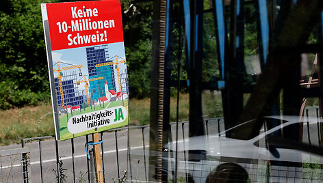 Agitacinis plakatas &Scaron;veicarijoje / STEFAN WERMUTH / AFP